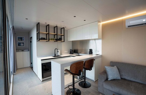 Bridgeport Apartment | Vessel 4 -Futuristic Vessel on the Lake | Fire Pit Wi-Fi Full Kitchen