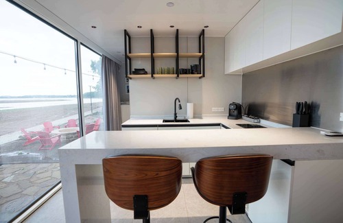 Bridgeport Apartment | Vessel 4 -Futuristic Vessel on the Lake | Fire Pit Wi-Fi Full Kitchen