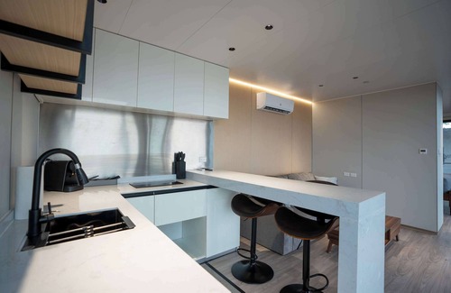 Bridgeport Apartment | Vessel 4 -Futuristic Vessel on the Lake | Fire Pit Wi-Fi Full Kitchen