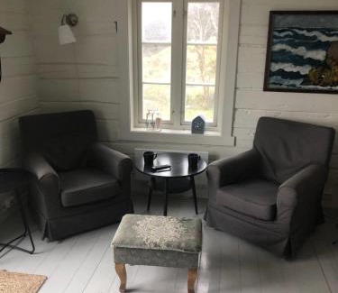 Ballstad House | Vettingstua, beautiful house down by the sea.