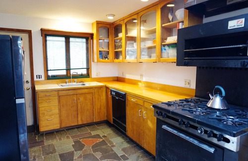 Vineyard Haven House | VH Bright and Airy Cottage - walking distance to downtown and beach