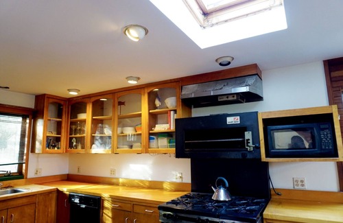 Vineyard Haven House | VH Bright and Airy Cottage - walking distance to downtown and beach