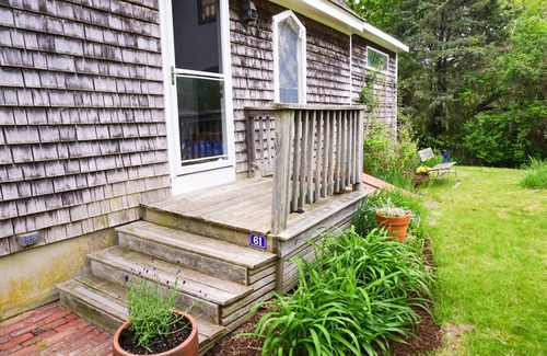Vineyard Haven House | VH Bright and Airy Cottage - walking distance to downtown and beach