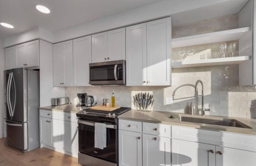 Fairpark Apartment | Vibrant 1BD 1BA w/Pool, Gym, HTub, Bowling + More!