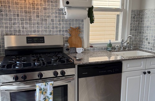 The Heights Apartment | Vibrant 3-BED Stay In Great Neighborhood Near NYC