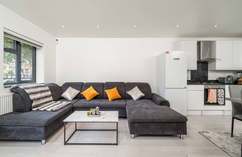 Northumberland Park House | Vibrant 3bedroom Retreat Tottenham Hotspur Stadium free Wifi, parking on request
