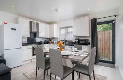 Northumberland Park House | Vibrant 3bedroom Retreat Tottenham Hotspur Stadium free Wifi, parking on request