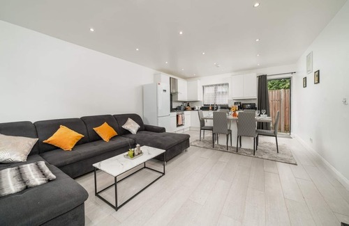Northumberland Park House | Vibrant 3br in Tottenham free parking on request