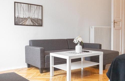 Wahring Apartment | Vibrant 3BR near AKH Hospital - Perfect for Groups