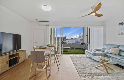 Woolgoolga House | Vibrant Apartment in Heart Of Village, Coffees and Margaritas Close By!