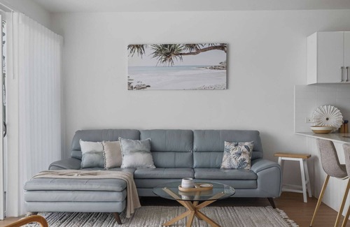 Woolgoolga House | Vibrant Apartment in Heart Of Village, Coffees and Margaritas Close By!