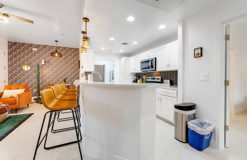 Tucson Condo | Vibrant, dog-friendly escape on bike path with washer/dryer, AC, pool, & hot tub