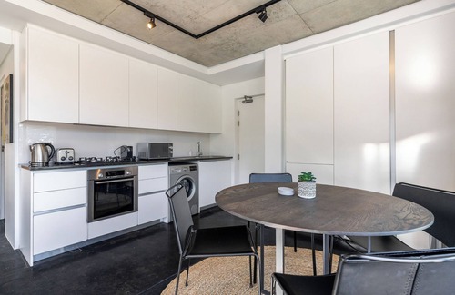 Schotsche Kloof Apartment | Vibrant Escape with Panoramic Table Mountain Views