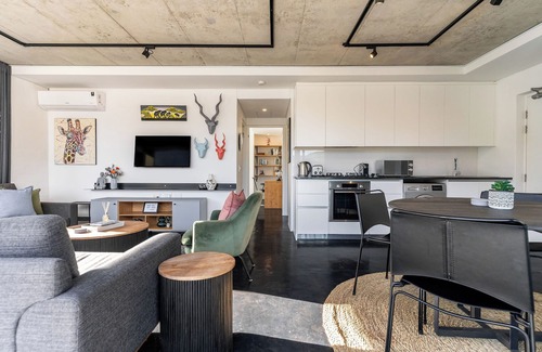 Schotsche Kloof Apartment | Vibrant Escape with Panoramic Table Mountain Views