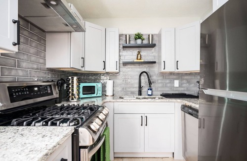 Snellville Apartment | Vibrant Family Retreat~Sleeps 8~2 Kings~ Game Room