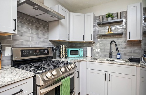Snellville Apartment | Vibrant Family Retreat~Sleeps 8~2 Kings~ Game Room