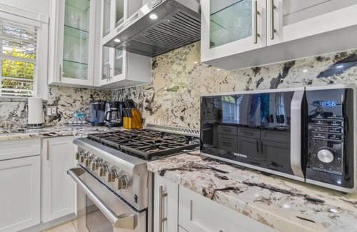 Grandview Heights House | Vibrant Oasis W/Heated Pool 3BR-2BA N/Downtown