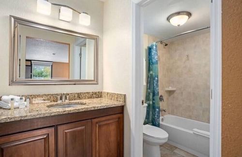 Historic Downtown Kissimmee House | Vibrant Room w 2 DBL Beds Near Local Attractions & Restaurants
