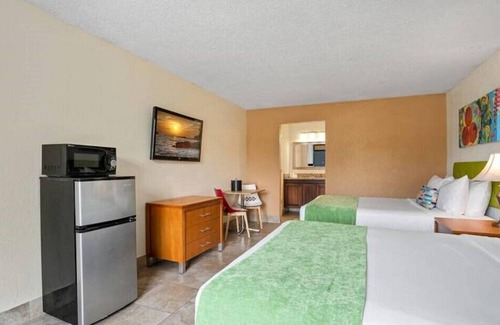 Historic Downtown Kissimmee House | Vibrant Room w 2 DBL Beds Near Local Attractions & Restaurants