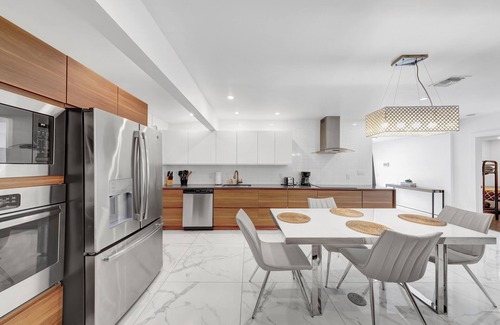 Northeast Miami House | Vibrant & Sleek Miami Pool Home