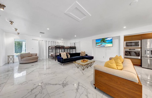 Northeast Miami House | Vibrant & Sleek Miami Pool Home
