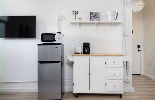 Westlake Apartment | Vibrant Studio Retreat Near DTLA Attractions!