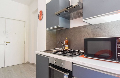Ostiense Apartment | Vibrantly colored apartment on Salvatore Pincherle Street for 4 to four ospi