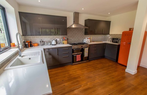Bembridge House | Victoria House Bembridge. 6 bedrooms - 4 bathrooms, great garden and location