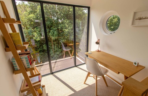Bembridge House | Victoria House Bembridge. 6 bedrooms - 4 bathrooms, great garden and location