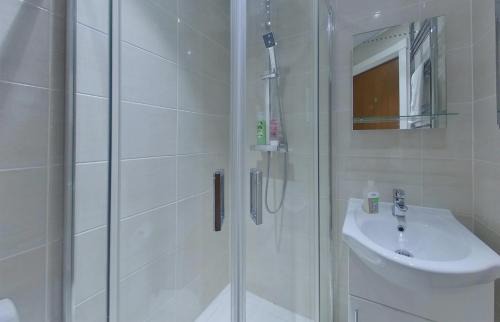 Coventry Apartment | Victoria House - Deluxe Studios in Coventry City Centre, free parking, by COVSTAYS