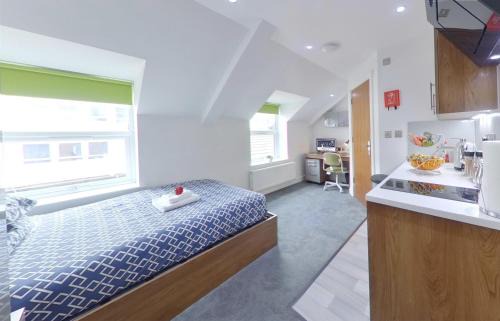 Coventry Apartment | Victoria House - Deluxe Studios in Coventry City Centre, free parking, by COVSTAYS