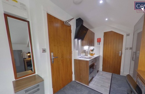 Coventry Apartment | Victoria House - Queen Studio by CovStays