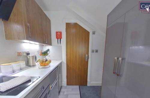 Coventry Apartment | Victoria House - Queen Studio by CovStays