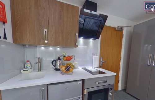 Coventry Apartment | Victoria House - Queen Studio by CovStays