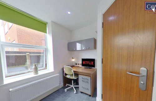 Coventry Apartment | Victoria House - Queen Studio by CovStays