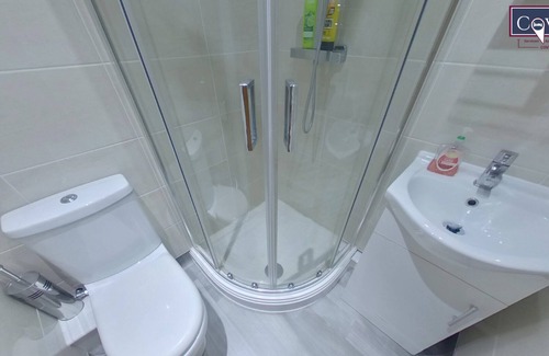 Coventry Apartment | Victoria House - Queen Studio by CovStays