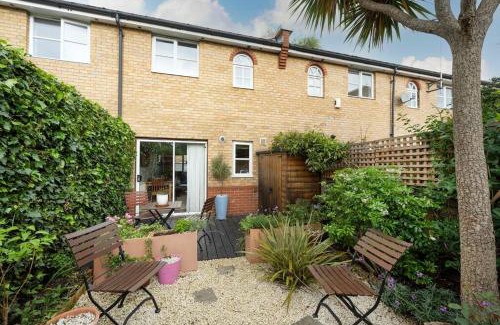 Victoria House | Victoria Park 2 Bedroom House w/Garden & Parking