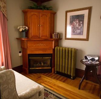 Wolfville Hotel | Victoria's Historic Inn