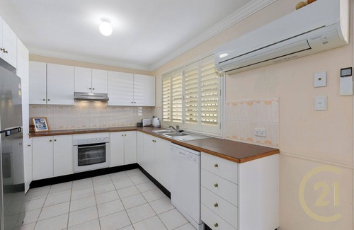 Margate Apartment | "Victoria Villa" - Margate Q 4109