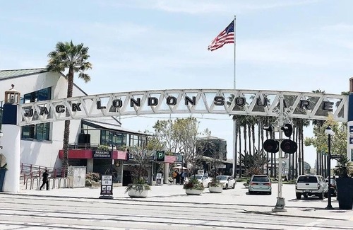 Prescott Condo | Victorian 1 Mile to Jack London Square, 1 BART stop to SF
