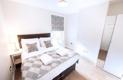 Walthamstow Apartment | Victorian 2 Bedroom Flat, King Beds, Free WiFi, Near Shops & Transport, E17