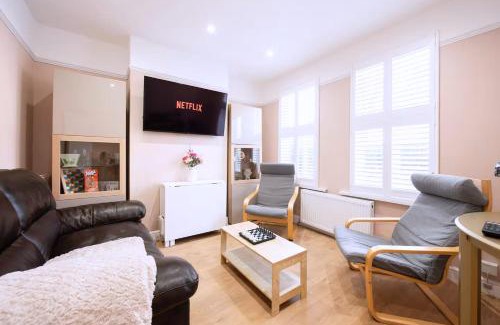 Walthamstow Apartment | Victorian 2 Bedroom Flat, King Beds, Free WiFi, Near Shops & Transport, E17