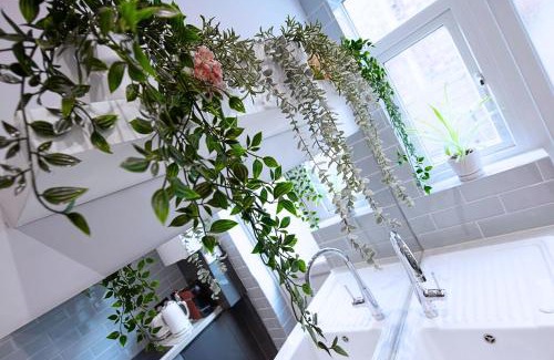 Walthamstow Apartment | Victorian 2 Bedroom Flat, King Beds, Free WiFi, Near Shops & Transport, E17