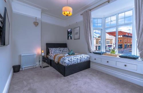 Westbury on Trym Apartment | Victorian apartment w/courtyard views