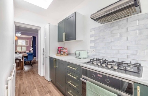 Windsor House | Victorian Cottage, Close 2 All The Sights, Parking