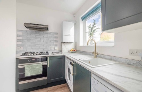 Windsor House | Victorian Cottage, Close 2 All The Sights, Parking