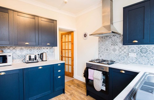 Riverside Apartment | Victorian ground floor apartment, 7 min walk to Cardiff city centre with parking