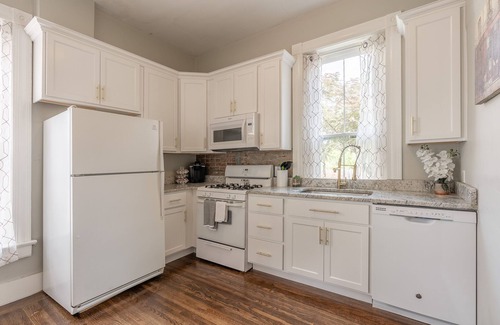 Old Louisville Apartment | ★ Victorian Louisville ★ Large 1200 sqft APT #1