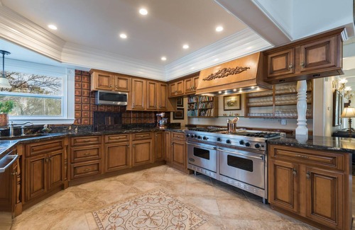 Paso Robles House | VICTORIAN VILLA - Hot Tub, Pool Table &, Amazing Outdoors