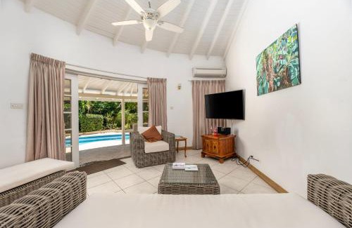 Lascelles Villa | Vida Mejor - Poolside